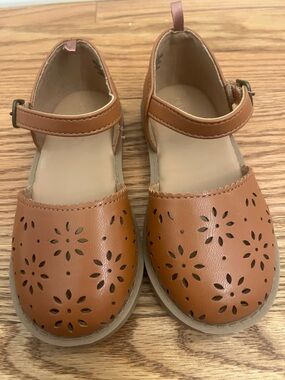 Old Navy Tan Floral Cutout Mary Jane Shoes